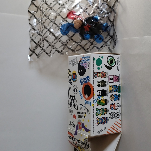 2.5" Qee Series 6 Designer Collection Blind Box Keychain: Mystery Figure - Picture 3 of 4